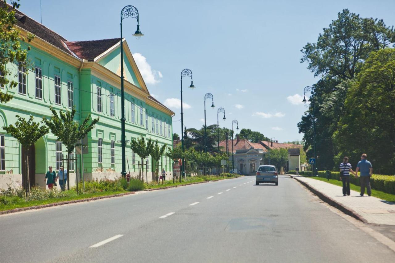 Korona Szálló Sárvár Exterior foto
